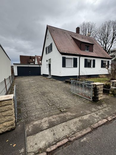 Haus & Einfahrt und Eingang