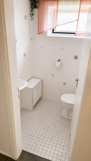 Bungalow bien entretenu avec piscine – Sanitär UG