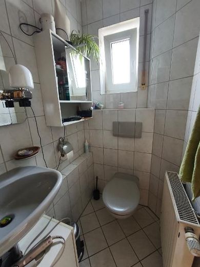 Reihenmittelhaus mit Garten und Carport in Etzelskirchen – Gäste-Bad mit Dusche Bild 1