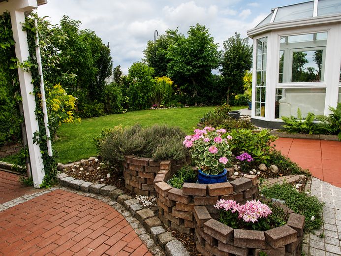 Geniş manzaralı yenilikçi mimar evi; cömert yaşam alanı; modern enerji tedariki – Zisterne und Garten