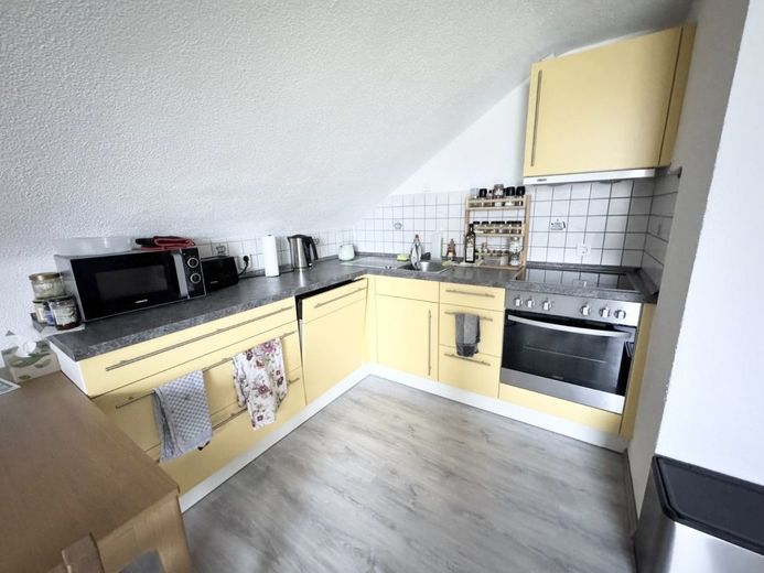 Charmante 4-Zimmer DG-Wohnung mit eigenem Garten+Garage+Stellplatz in TOP Lage! – 3 Küche