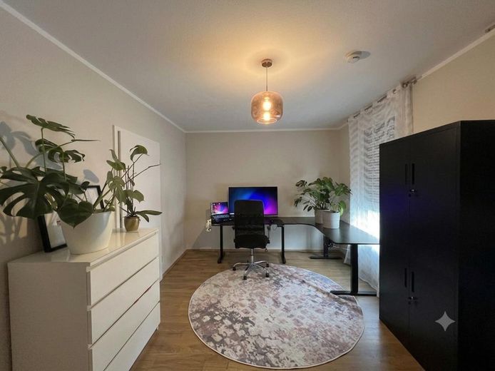 neuwertiges RMH in Schwaig mit Markenküche u. Garage – Kinderzimmer/Büro OG