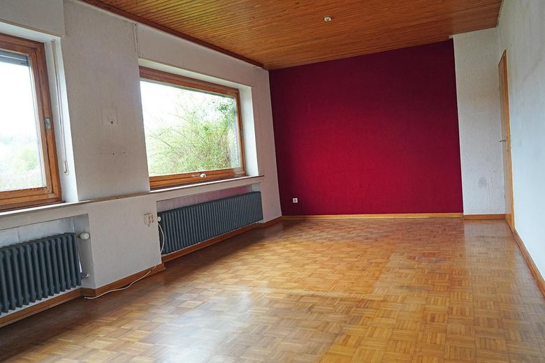 Doppelbungalow mit viel Land und Stallung – Wohnzimmer, vorne
