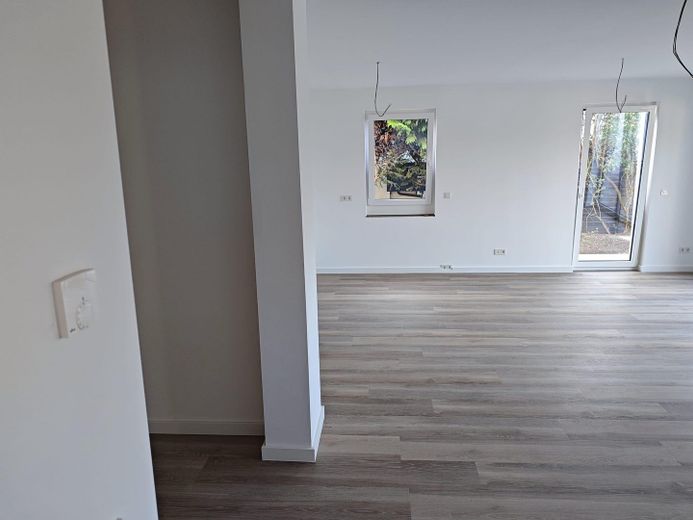 2026’da ilk kez oturuma hazır: Magdeburg’un güneyinde ikiz evin yarısı – bahçe, şömine, ısı pompası, 150 m², A+ – Wohnzimmer, offene Küche 2