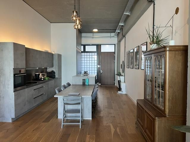 Viel Platz für den Alltag in dieser modernisierten 4-Zimmer-Loftwohnung in Lichtenberg – Küche