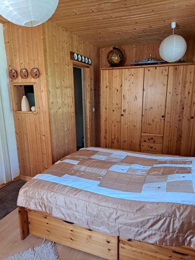 Groß Köris’te su kenarlı taşınmaz, İskele ve misafir evi bulunan seçkin göl mülkü- komisyonsuz – Schlafzimmer Gästehaus