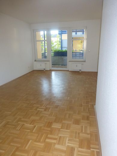 2-room apartment with balcony in central Neuss – Wohnzimmer Blick zum Balkon