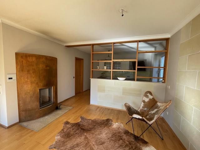 Charmantes EFH im Ensemble mit Altbau, Scheune, Wiese – Wohnzimmer, Blick offene Küche