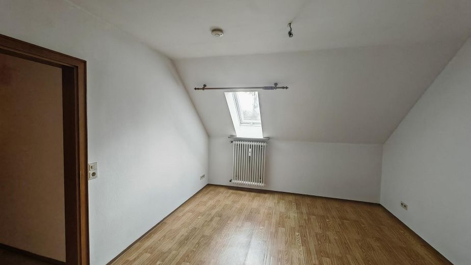 Zentral gelegene 2-Zi-Dachgeschosswohnung Nr. 5 in Oberviechtach – ab sofort frei – Schlafzimmer