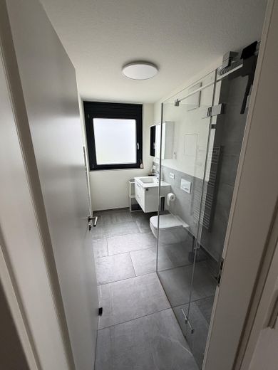 Appartement lumineux de 3 pièces avec balcon dans le quartier Steingau – Kirchheim unter Teck – Bad