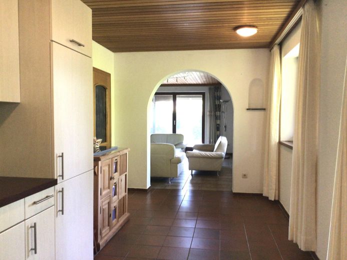 Provisionsfrei! Großes Einfamilienhaus zur Eigennutzung mit Vermietungspotential nahe Ammersee – Küche zu Wohnzimmer