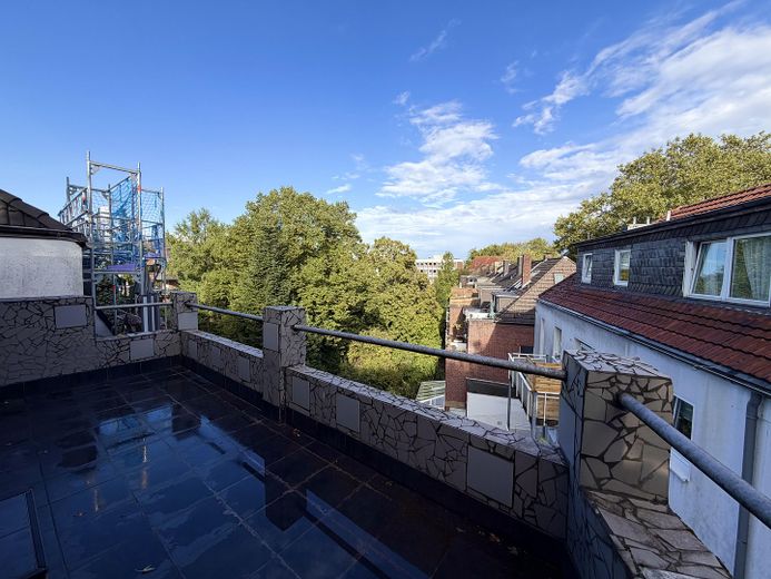 Ruhe über dem Wasserviertel | zentral auf 165 m² | Dachterrasse mit Blick ins Grüne – Dachterrasse