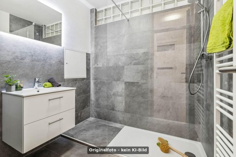 Appartamento di 2,5 locali pronto per essere abitato dopo la ristrutturazione - senza provvigione (foto originali) – Badezimmer