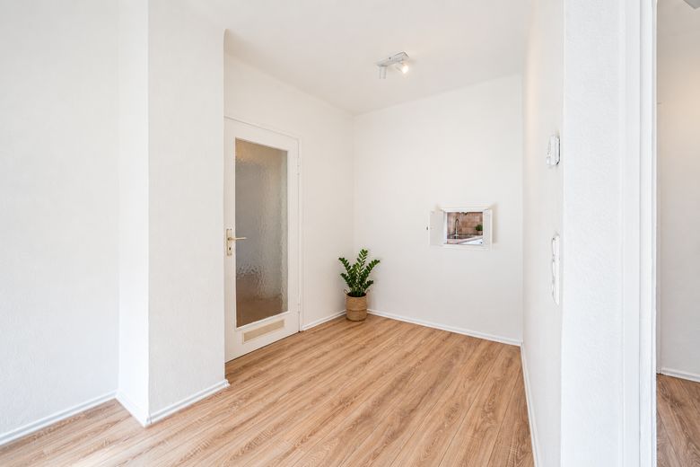 Renovated 3-room apartment with new fitted kitchen, privately offered and ready for occupancy – Durchreiche Küche