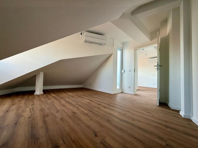 Standard nowego budownictwa! Jasne 3,5-pokojowe mieszkanie na poddaszu z balkonem, klimatyzacją i widokiem na zamek. – Kinderzimmer