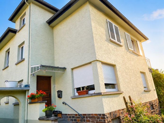 Merkezi konumda müstakil şehir villası, tek ailelik ev, büyük bahçe – Haus Straßenansicht
