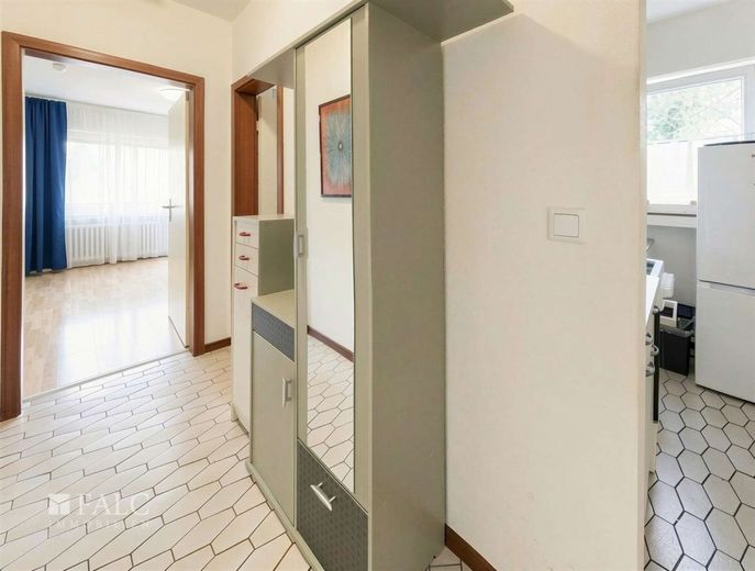 Clevere Kapitalanlage: Vermietete Singlewohnung mit Blick ins Grüne – Flur