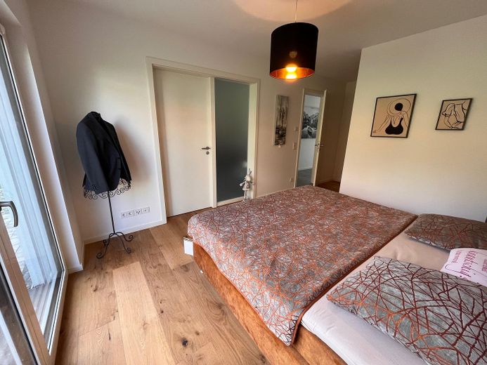 Exklusive 3,5 Zimmer Eigentumswohnung mit gehobener Ausstattung KfW-40-Plus nähe Brombachsee – Schlafzimmer