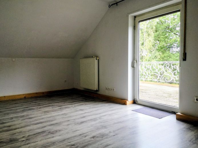 Schöne Wohngebäude mit zwei Wohnhäusern in Kaiserslautern-Erlenbach zum Verkauf – SZ / 1. OG / Mitte