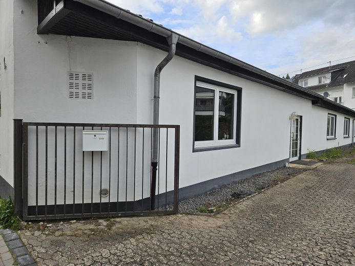 Gebäudeansicht und Einfahrt