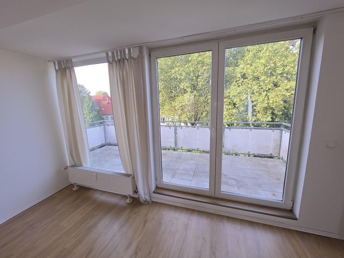 कैज़रश्ट्रासेनवीर्टेल: बड़ी बालकनी वाला बड़ा अपार्टमेंट – Wohnzimmer mit Balkonausgang