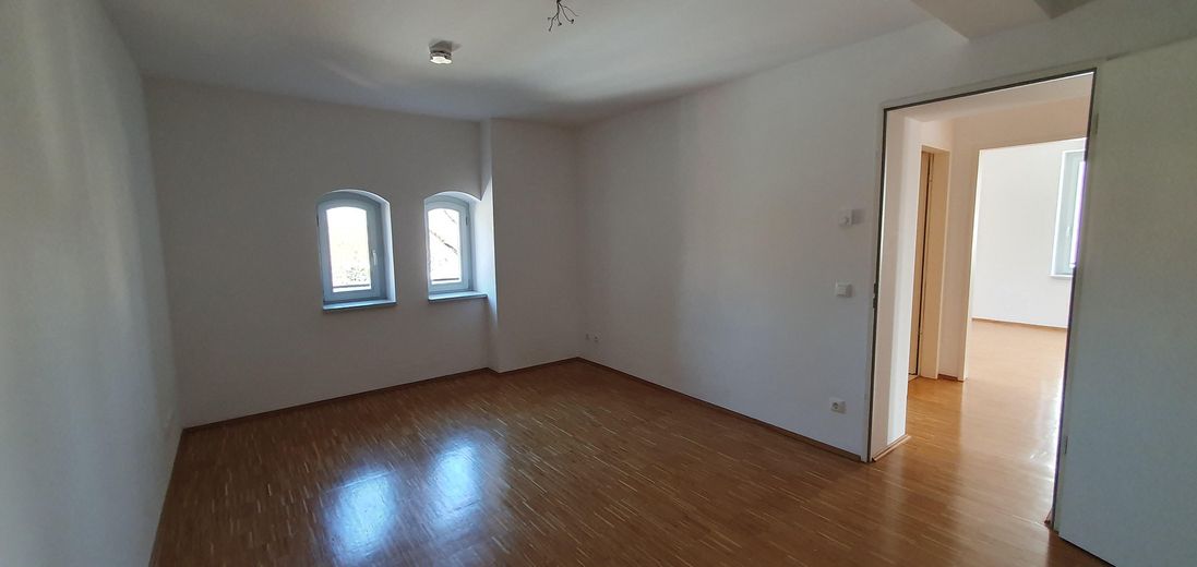Großzügige 3-Zimmer-Wohnung in historischer Kreuz-Bräu – Südbalkon, Aufzug & TG – Schlafzimmer 1