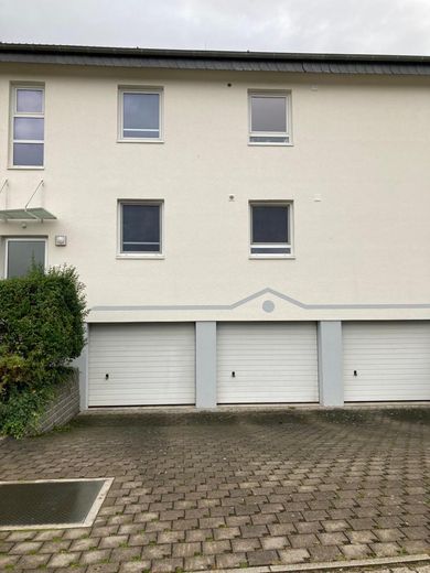 Garage mit Zufahrt