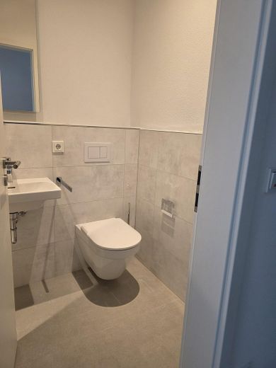Penthousewohnung in Trier-Quint, Neubau Erstbezug, sonnige ruhige Lage – Gäste-WC, bel. Spiegel, Ablage
