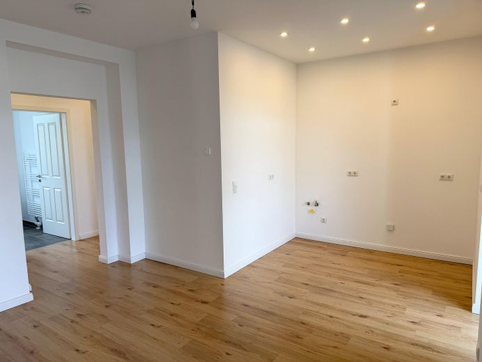LUSSO vicino all’Elba: esclusivo appartamento di 2 locali con balcone e riscaldamento a pavimento *standard di nuova costruzione* – Küche mit Deckenspots