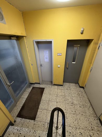 Tadilat sonrası | 2 odalı | yeni ankastre mutfak | asansör | çatı balkonları – Hauseingang mit Aufzug