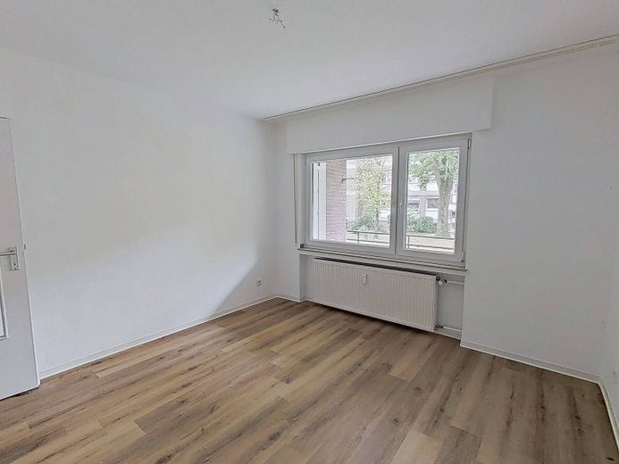 Komfortabel ausgestattete 3-Zi.-Whg. mit BALKON und Wannenbad – Ansicht I: Schlafzimmer II