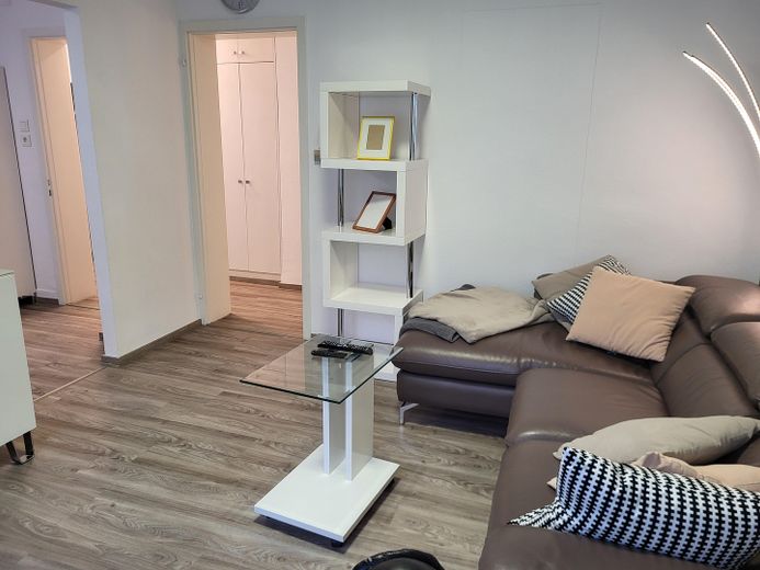 Volledig gemeubileerd 2,5-kamerappartement met balkon en inbouwkeuken in Stuttgart-West – Wohnzimmer