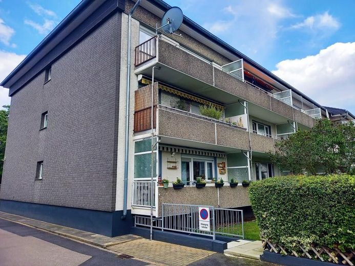 CITYHOUSE: Gut geschnittene Etagenwohnung mit großem Balkon, Keller und eigener Garage – Seitenansicht Haus