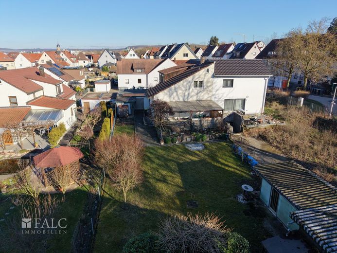 Halbes Haus, ganzes Glück, noch mehr Garten! FALC Immobilien Heilbronn – Grüner Rückzugsort