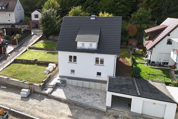 Umfassend modernisiertes Einfamilienhaus mit großem Grundstück und Waldanteil