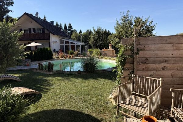 GROßZÜGIGES ANWESEN MIT POOL UND PFERDESTALL