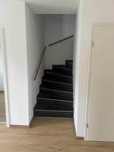منزل مزدوج بفرعين مع شقتين ملكيتين هنا شقة دوبلكس – Treppe zum DG