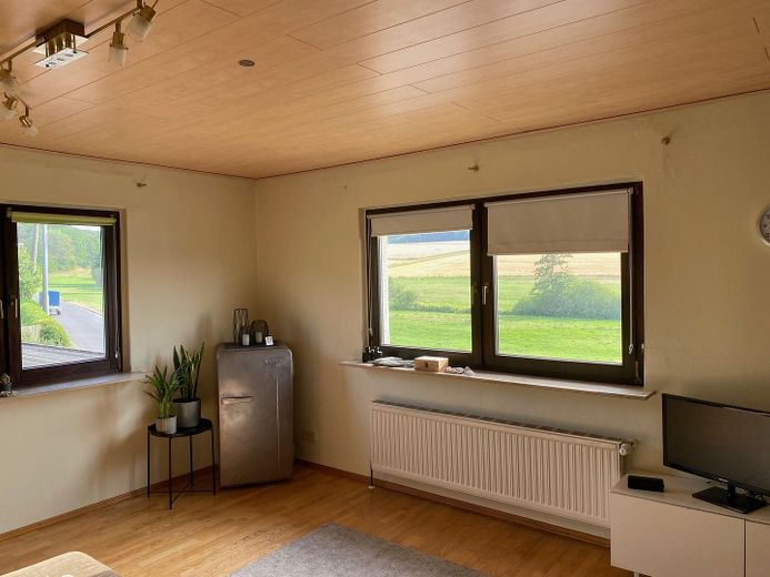 Freistehendes Familienhaus mit Fernblick und großem Garten. – Wohnzimmer