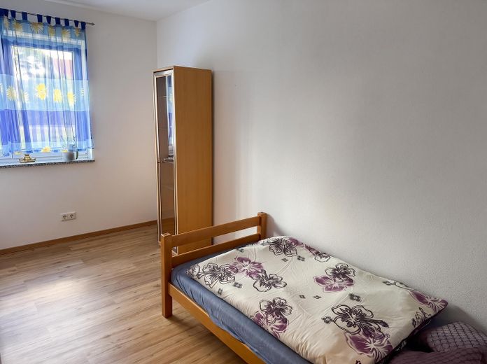 Habiter et travailler : appartement de 5 pièces au rez-de-chaussée avec jardin et bureau/salle de loisirs de 60 m² au sous-sol – Zweites Zimmer