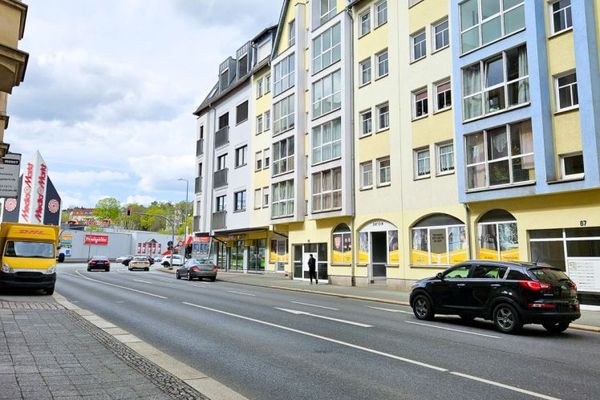 Комерційне приміщення з великою вітриною у добре помітному місці - універсальне у використанні