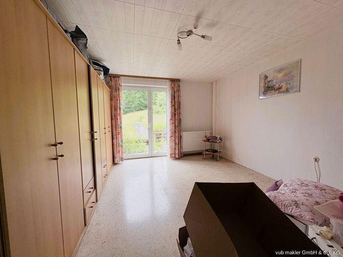 Familienfreundliches Zuhause mit Balkon, Terrasse und vier Garagen in Neuenreuth – VUB0002459-9