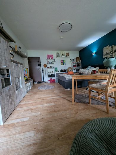 Urocze i przytulne mieszkanie 1,5-pokojowe z balkonem i możliwością korzystania z ogrodu w Krefeld-Fischeln – Wohnen Schlafen 1