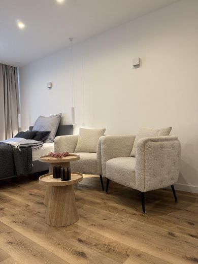 Stilvoll sanierte & modern möblierte 1-Zi Wohnung in Toplage – Wohnen