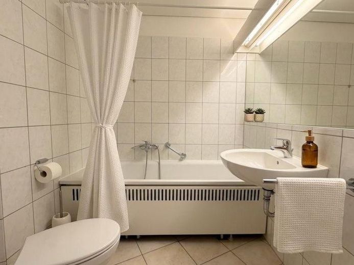 All-Inclusive: Frisch saniertes, vollmöbliertes Studio im 11. OG mit spektakulärem Stadtblick – Bathroom