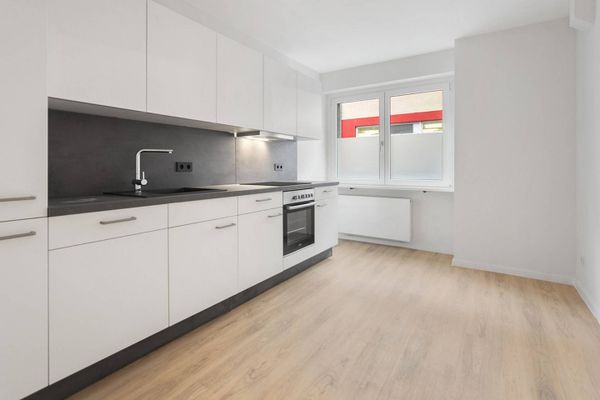 Vollständig renovierte 3-Zi.-Erdgeschosswohnung mit moderner Einbauküche!