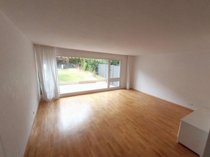 Münih yakınlarında Zorneding’de bakımlı sıra ortası ev – Wohnzimmer