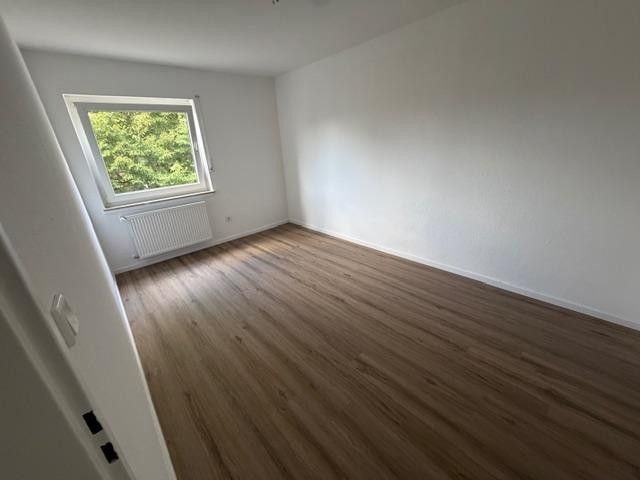 78 qm, herrliche und lichtdurchflutete 3 ZKB mit Balkon im 1.OG, Emsnähe – Schlafzimmer 2