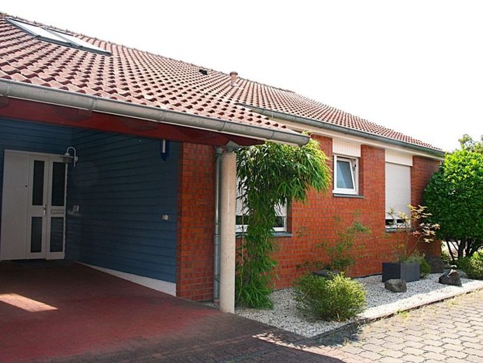 Tek katta yaşam konforu - Grasdorf bahçeli avlulu ev
bahçe ve carport ile – Foto 1