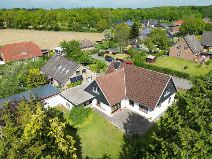 Haus im Grünen – Luftaufnahme Gartenseite