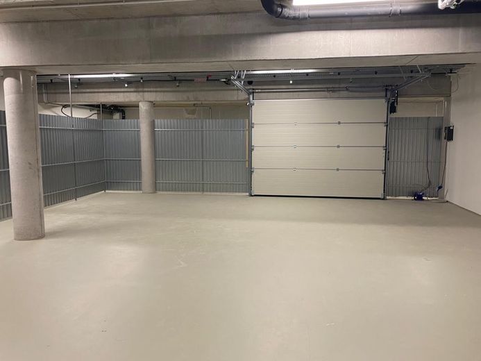 Ebenerdige neuwertige Lagerfläche mit Büro zu vermieten – Innerhalb der Lagerfläche